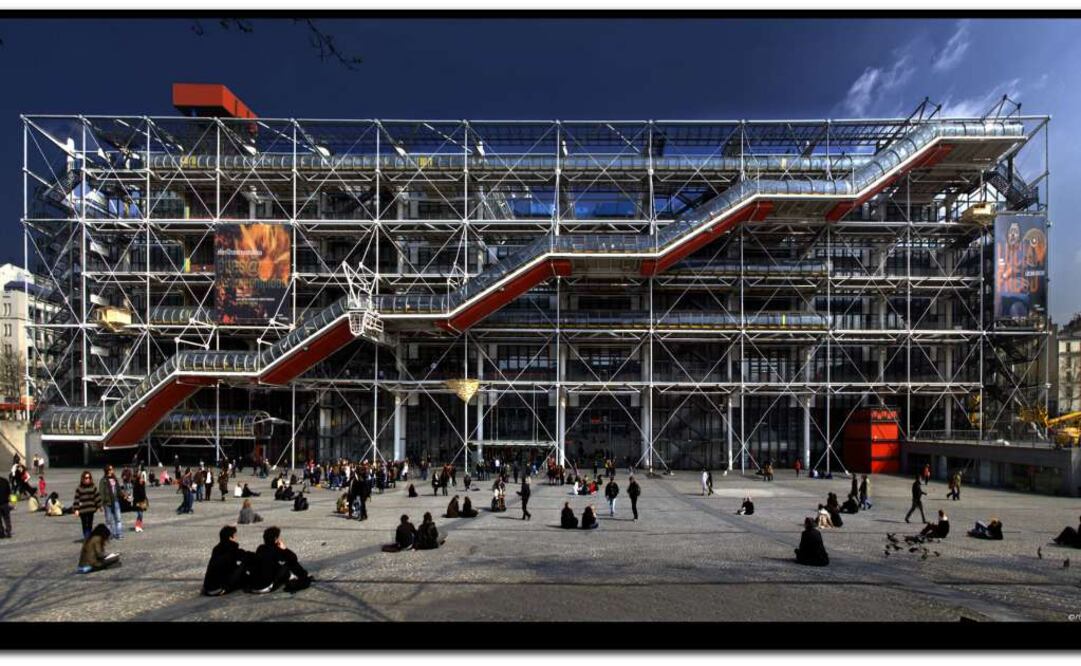 Escaleras eléctricas, tubos y conductos están a la intemperie en el Centro Pompidou. (Foto: Michel Chéron)