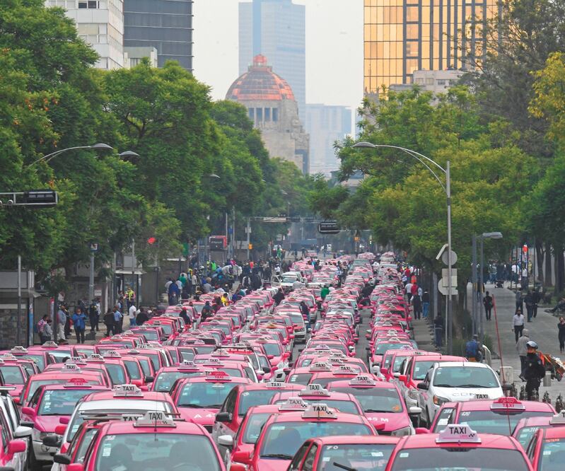 Taxistas exigen la liberación de los apoyos por 25 mil pesos que ofrece el Gobierno capitalino, pues dicen estar a punto de perder sus unidades.ARMANDO MARTÍNEZ. EL UNIVERSAL