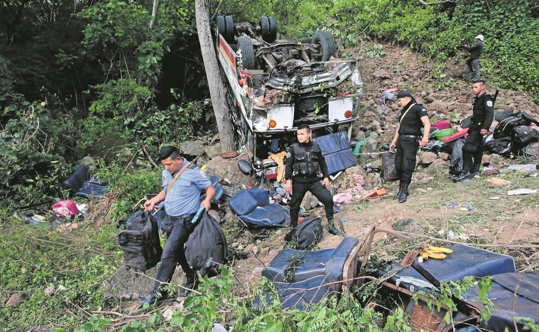 Policías en el sitio donde un autobús se estrelló en la carretera Panamericana en Condega, Nicaragua.