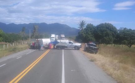 Trabajadores bloquean carretera de Oaxaca; exigen pagos