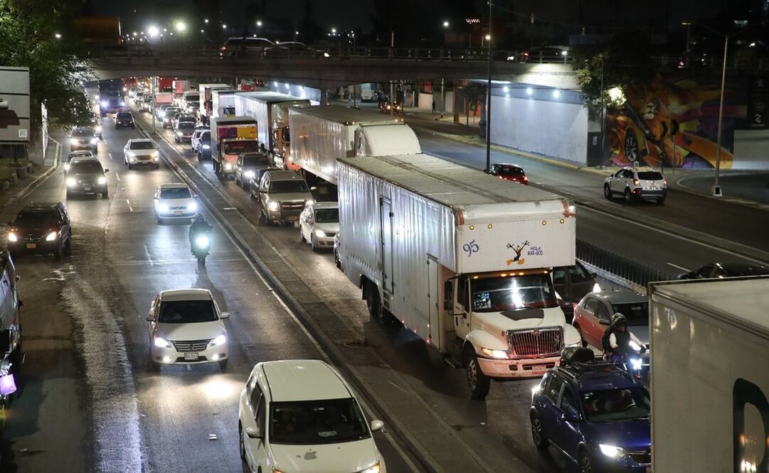 Viaducto Tlalpan en dirección a Cuernavaca completamente parada. Foto: Germán Espinosa / EL UNIVERSAL