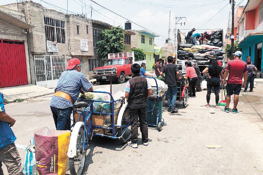 Habitantes de Valle de Chalco esperan desde el martes pasado que los camiones del ayuntamiento y los de los recolectores independientes pasen a sus viviendas para recoger los desechos que se acumularon durante estos días. Foto: EMILIO FERNÁNDEZ