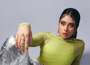 Cómo llevar pantalones metalizados como Renata Vaca