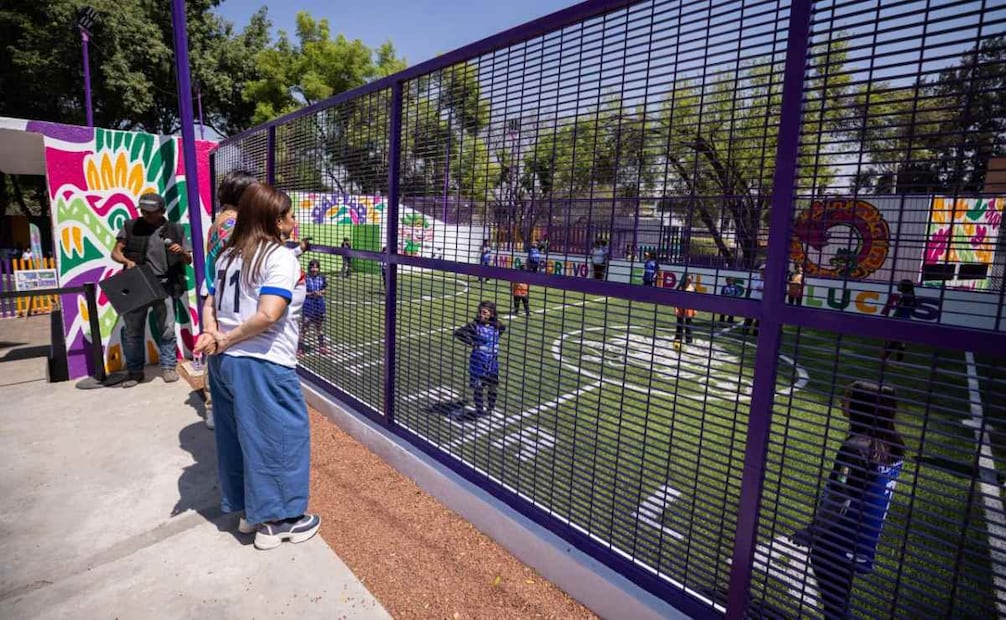 La mandataria encabezó la entrega de estas nuevas canchas .
Foto: Especial.