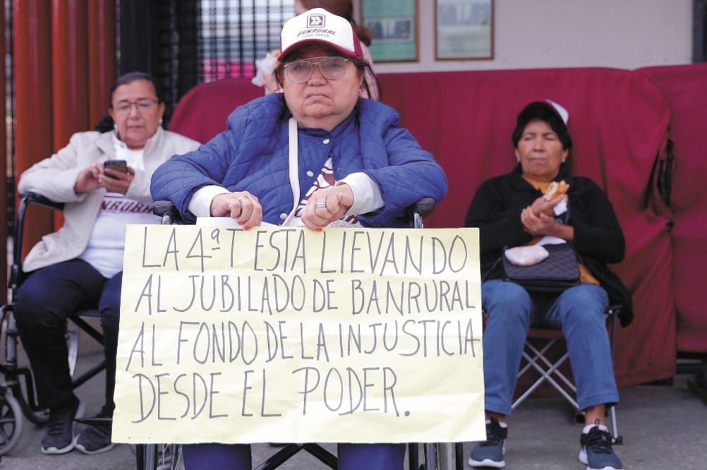 Trabajadores de Banrural en retiro bloquearon las entradas de las 8 de la mañana a las 6 de la tarde. Foto: IVÁN STEPHENS. EL UNIVERSAL