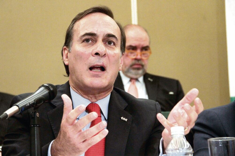 Según Juan Pablo Castañón, el endeudamiento público, el déficit de la balanza comercial, la debilidad económica y EU pueden pesar si no hay una estrategia (ARCHIVO EL UNIVERSAL)