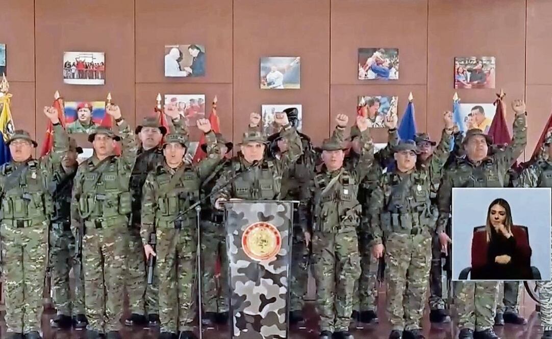 Captura de video que muestra al ministro de Defensa de Venezuela, Vladimir Padrino López (centro), al anunciar su respaldo a las decisiones tomadas por la Corte Suprema. Foto: EFE