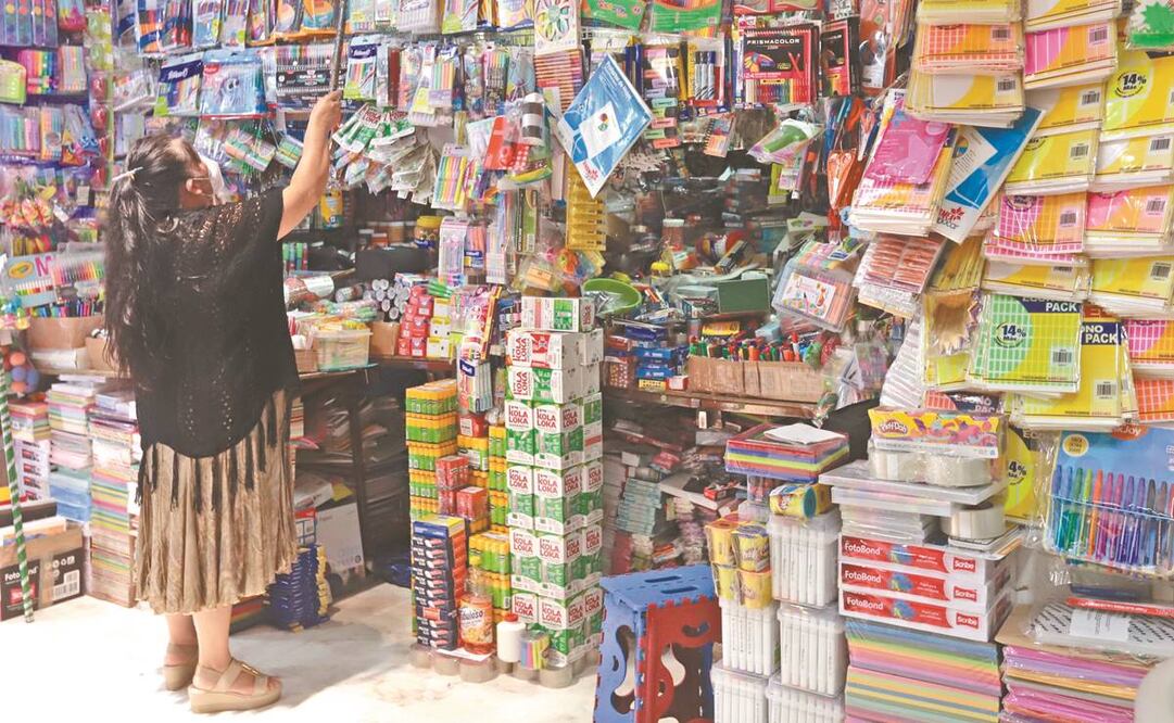 Las ventas de papelería en Mesones 123, en la Ciudad de México, se han visto afectadas; a un año de pandemia, ansían el regreso a clases. Foto: Berenice Fregoso. EL UNIVERSAL