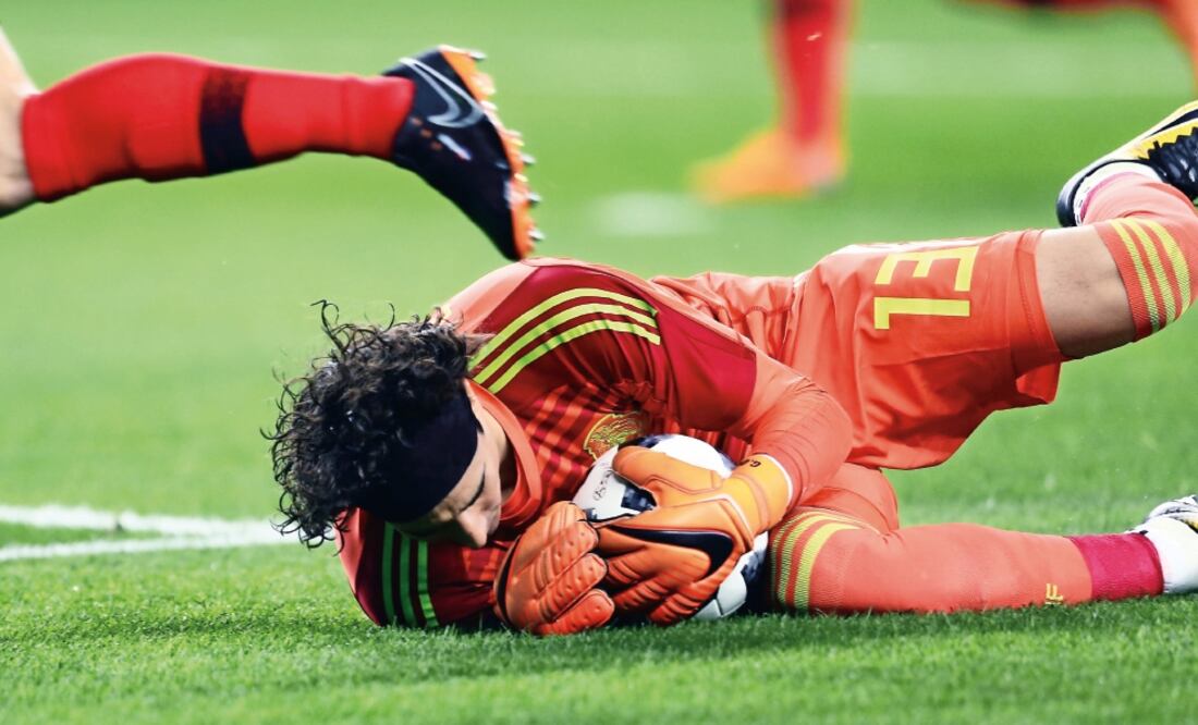 Guillermo Ochoa detuvo varios disparos de la artillería croata. (XINHUA)