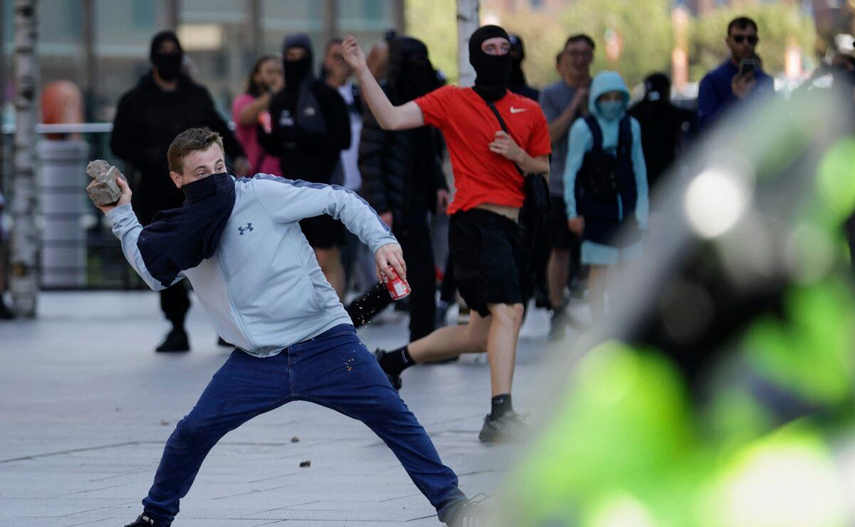 Los últimos enfrentamientos importantes entre la policía de Reino Unido y los manifestantes ocurrieron el lunes por la noche. Foto: AP