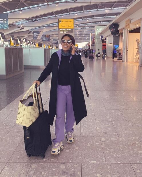 Salma Hayek impacta con look “fashoso” para el aeropuerto