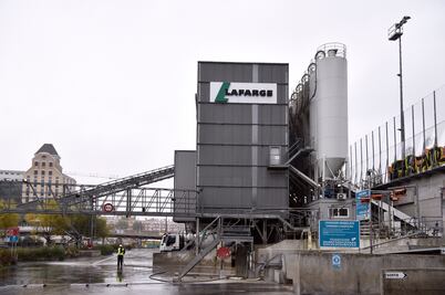 Hallan explosivo casero en París bajo camión de empresa ligada al EI