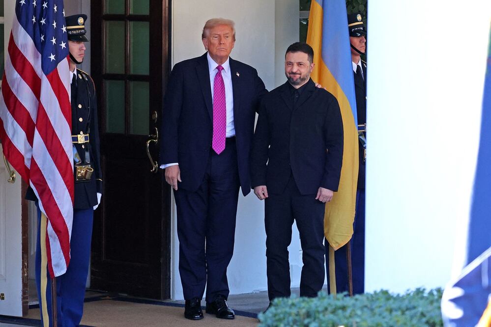 El presidente de Estados Unidos, Donald Trump, recibe al mandatario ucraniano, Volodimir Zelensky, a su llegada a una reunión en la Casa Blanca en Washington. Foto: AFP