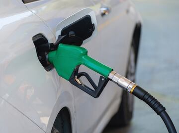 Hasta dónde se debe llenar el tanque de gasolina del auto o moto