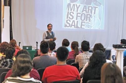 Mercadólogo enseña a autores cómo vivir del arte