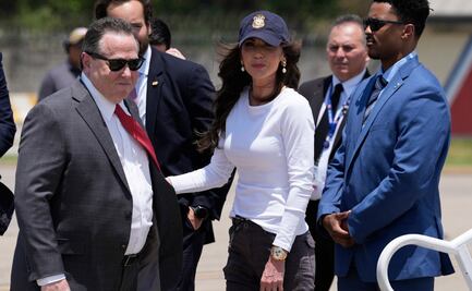 Secretaria de Seguridad Nacional de EU, Kristi Noem, llega a El Salvador; visitará prisión donde enviaron a migrantes deportados