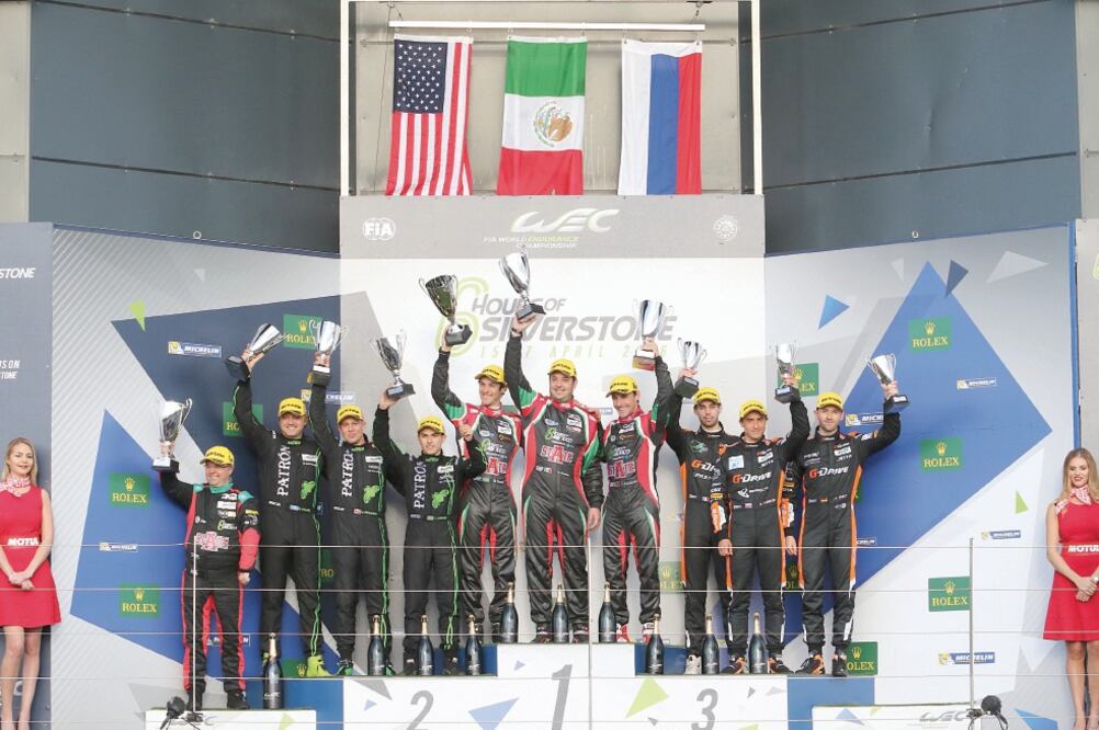 El team RGR, del Campeonato Mundial de Resistencia, en lo más alto del podio escuchó el Himno Nacional (WEC)