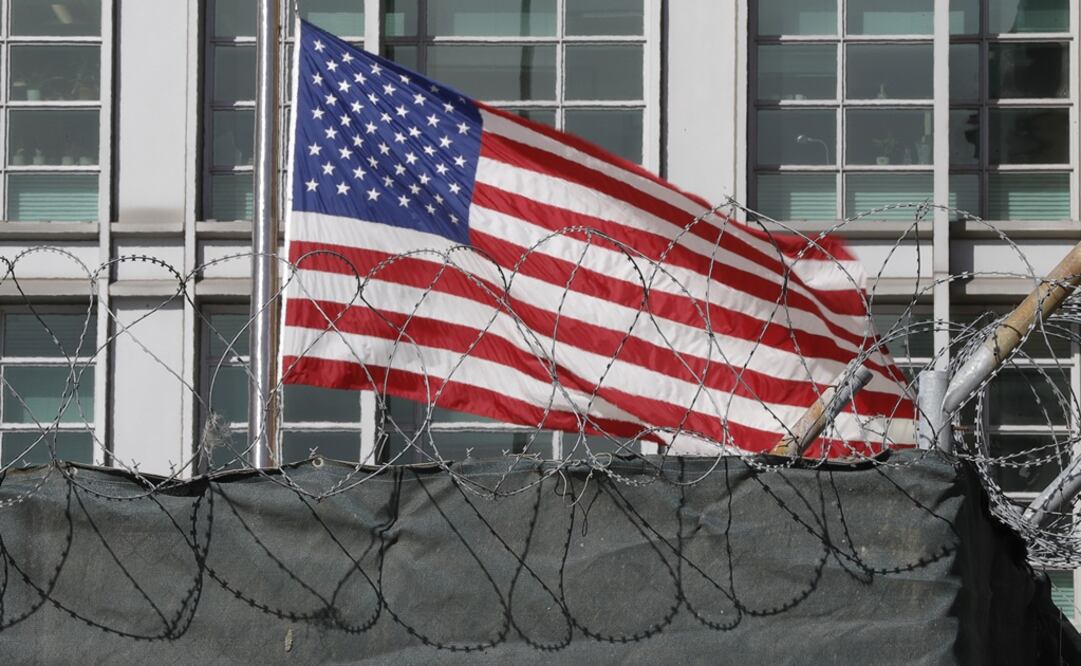 Bandera de Estados Unidos en la embajada estadounidense en Moscú, Rusia . Foto: Reuters