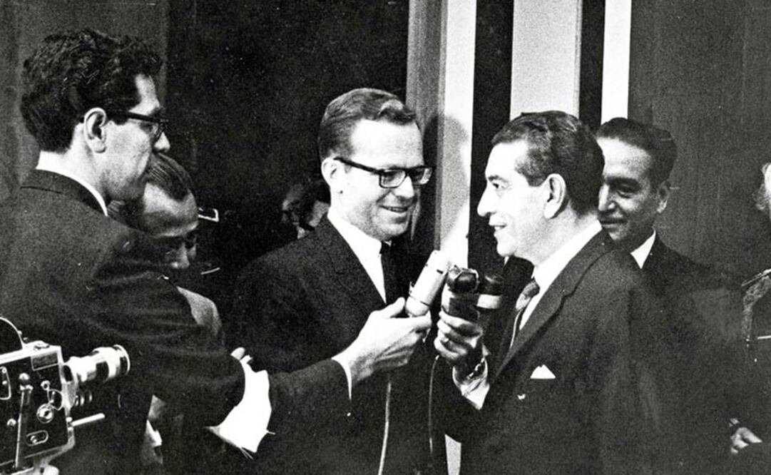 El presidente Adolfo López Mateos con el periodista Jacobo Zabludovsky (FOTO: ARCHIVO EL UNIVERSAL)