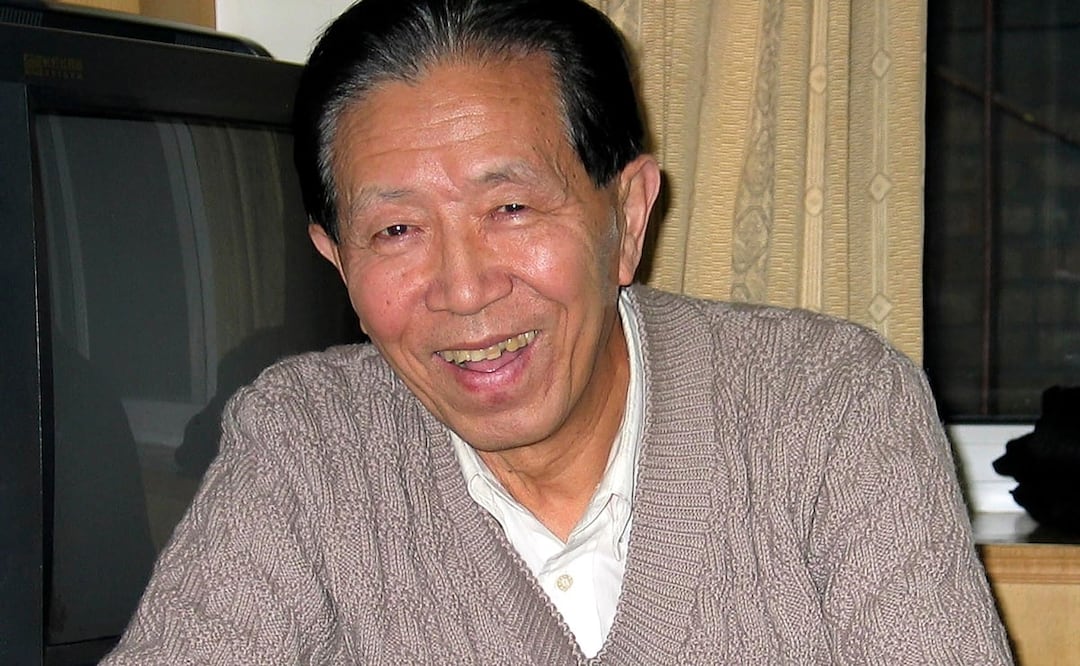 El cirujano militar Jiang Yanyong se ve en una habitación de hotel en Beijing el 9 de febrero de 2004. Foto: AP