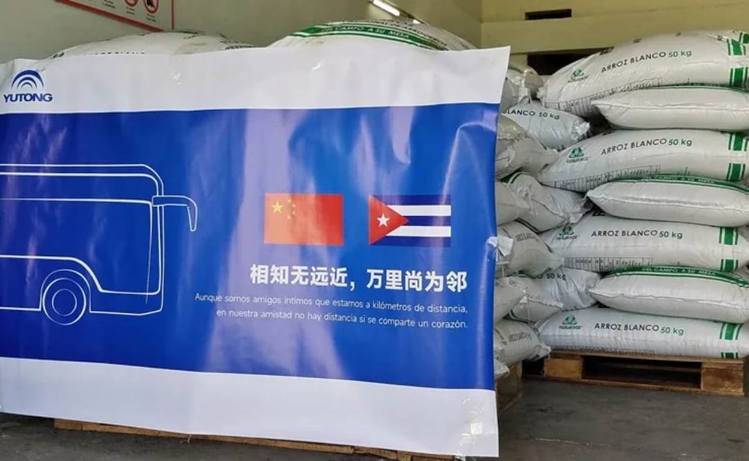 Fotografía de una donación de 300 toneladas de arroz por parte de una empresa china, en La Habana (Cuba). Foto: EFE
