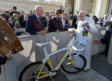 Regalan bicicleta al Papa Francisco