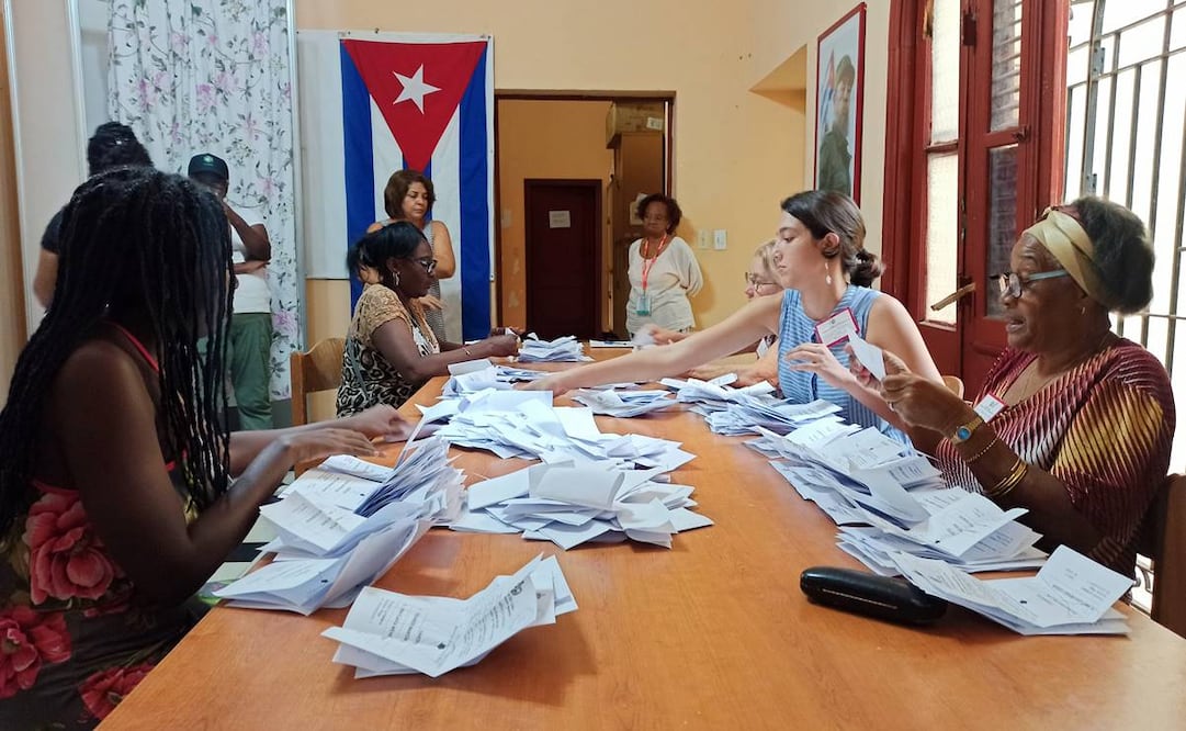 Integrantes de una mesa electoral realizan el conteo de votos, al cierre de la jornada electoral en La Habana, Cuba. Foto: EFE