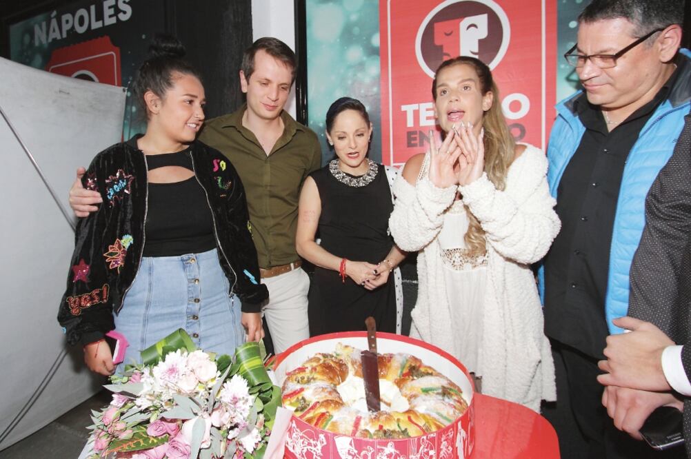 Niurka (de blanco) partió la rosca de Reyes con el equipo de Teatro en Corto (CARLOS MEJIA. EL UNIVERSAL)