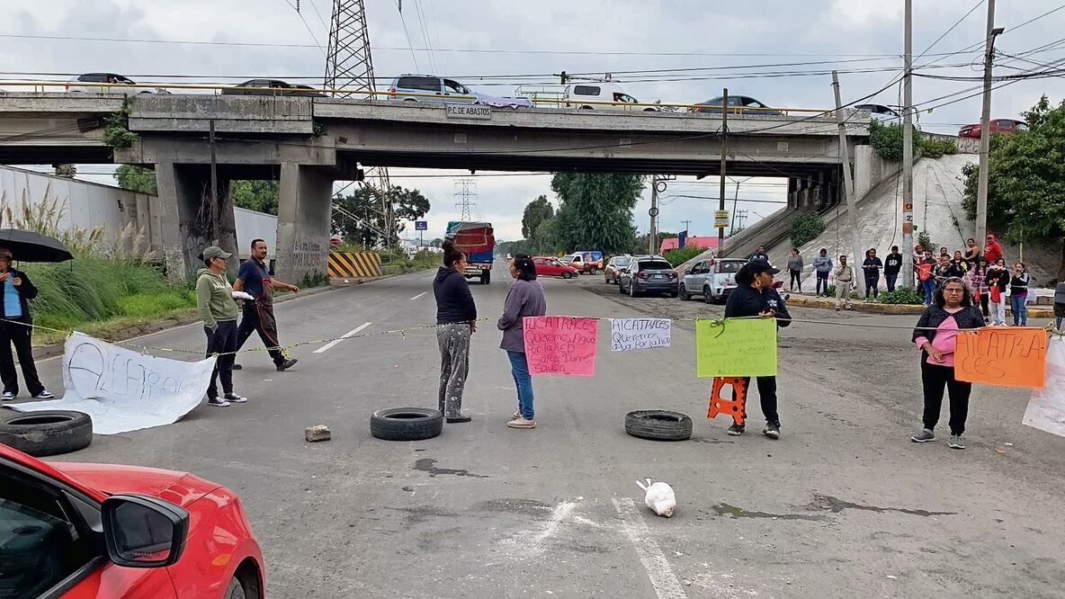 Vecinos bloquearon la carretera federal Lechería-Texcoco por falta de suministro de agua. Foto Especial
