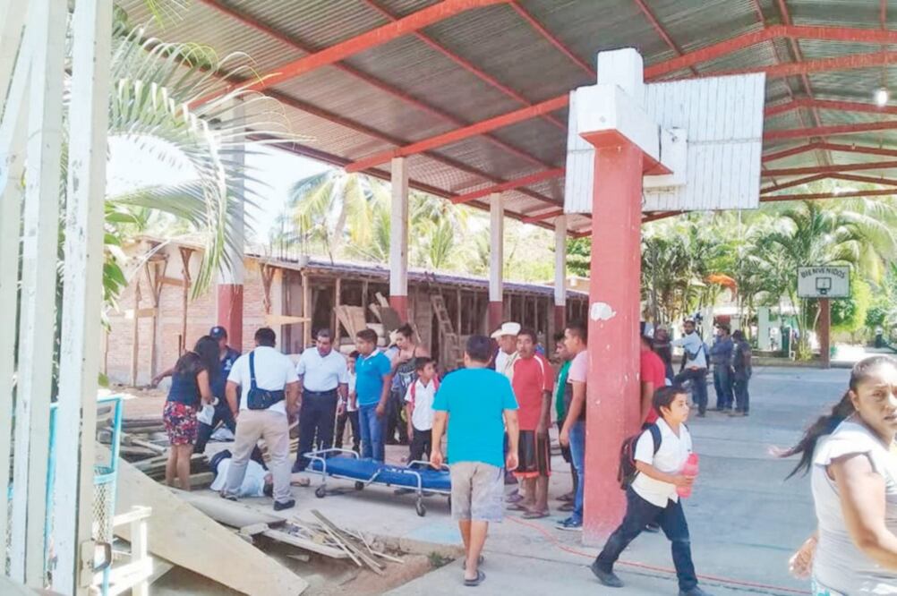 Guadalupe Cruz, director de la primaria Benito Juárez, fue ultimado a balazos en la explanada principal del plantel, en San Andrés Huaxpaltepec. Foto: CORTESÍA