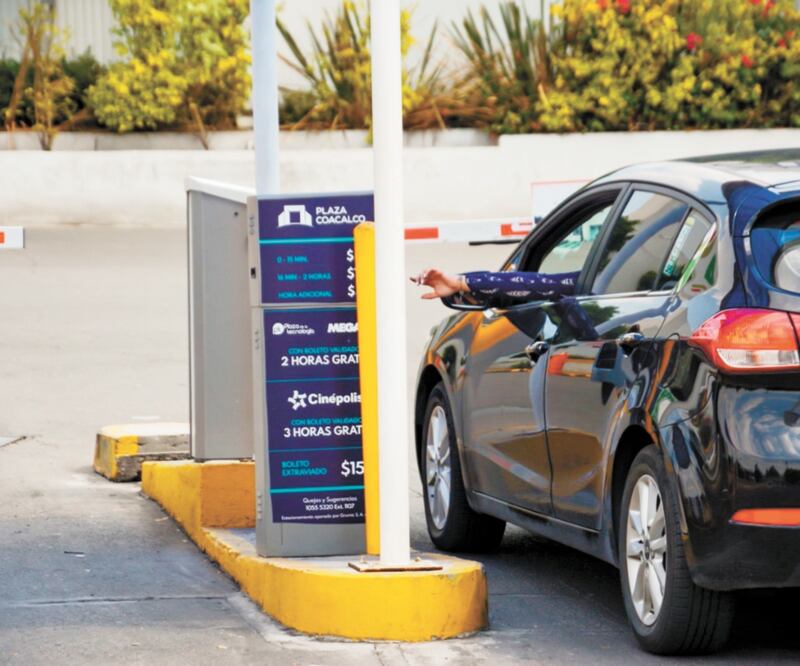 El edil coacalquense advirtió que en caso de que el estacionamiento de algunos centros comerciales sea utilizado como paso para evadir el tráfico vehicular, se tomarán medidas adicionales, como solicitar el ticket de compra. ESPECIAL 