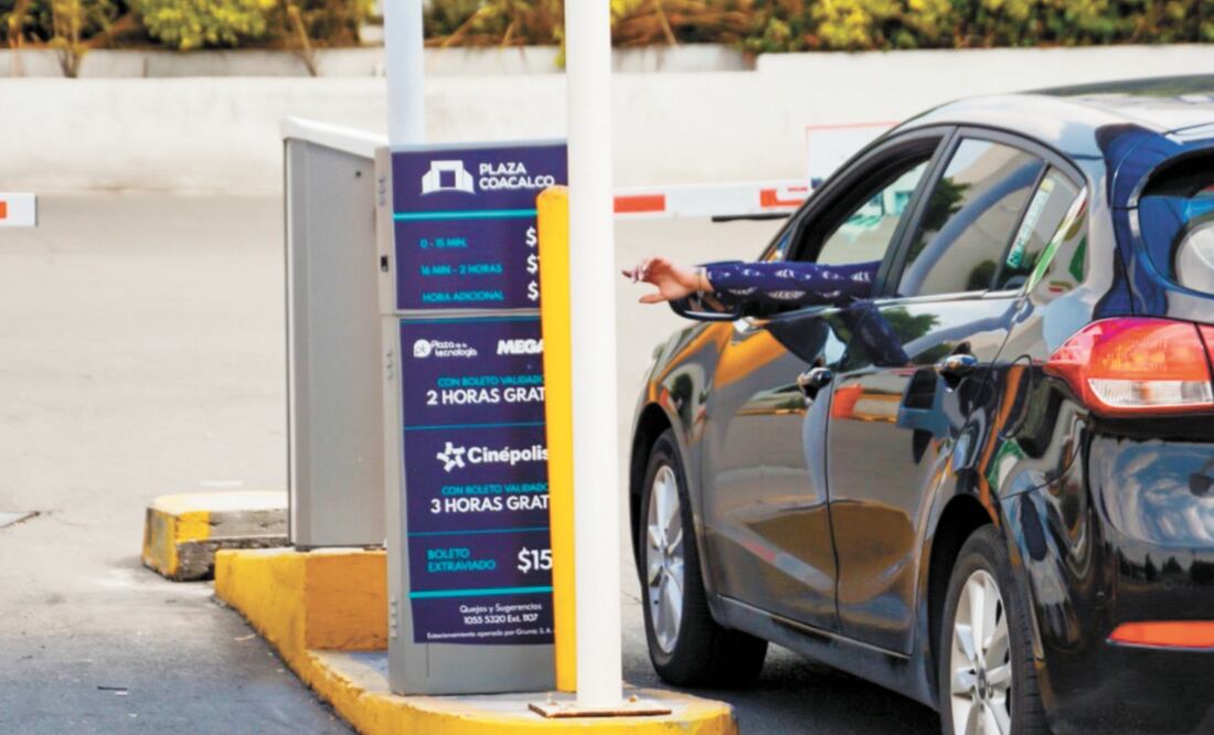 El edil coacalquense advirtió que en caso de que el estacionamiento de algunos centros comerciales sea utilizado como paso para evadir el tráfico vehicular, se tomarán medidas adicionales, como solicitar el ticket de compra. ESPECIAL