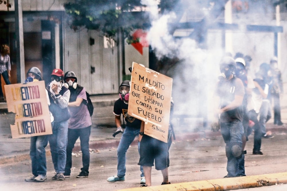 Simpatizantes de la oposición sostienen pancartas durante una protesta en Caracas, en contra de la convocatoria de la Asamblea Nacional Constituyente lanzada por el presidente Nicolás Maduro (BORIS VERGARA. XINHUA)