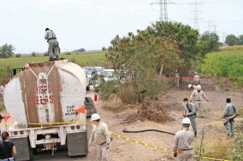 De acuerdo con datos de la petrolera, tan sólo por la reparación de los daños a los ductos, los costos que asumen son de mil 56.3 millones de pesos (ARCHIVO EL UNIVERSAL)