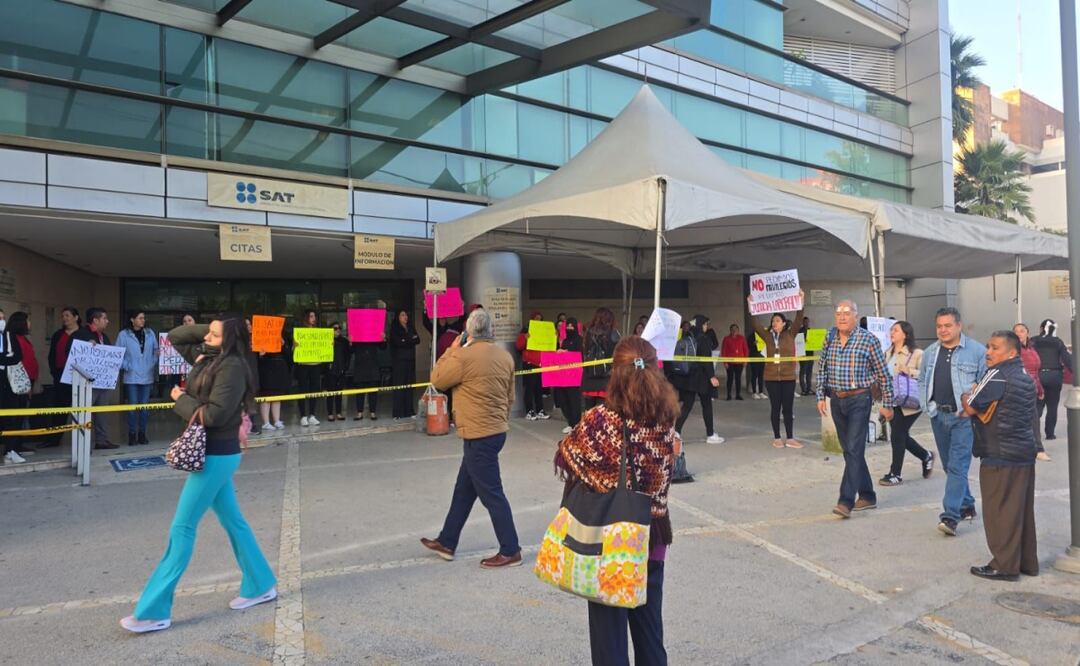 Trabajadores del SAT realizaron un paro de labores y bloquearon vialidades en algunos estados del país. Foto: Especial