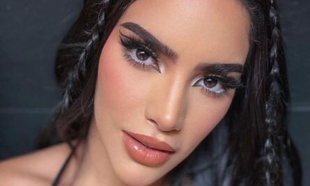 Kimberly Loaiza confirma la minifalda tableada ideal para las altas temperaturas