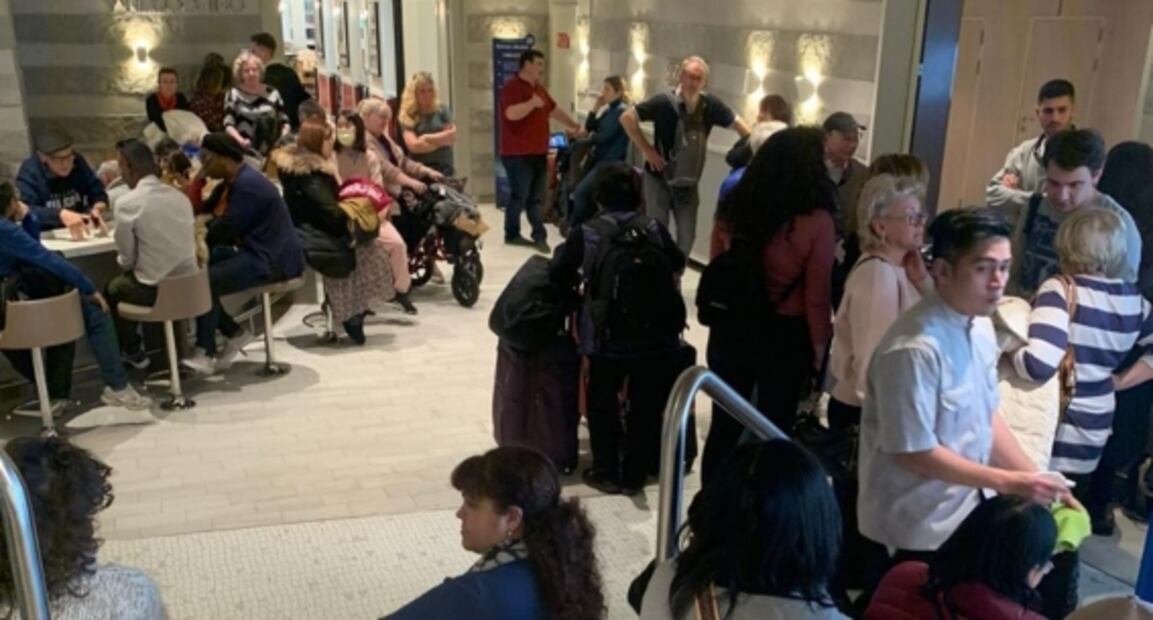 Así se ven los pasajeros del crucero "detenido" por posible caso de coronavirus en Italia 