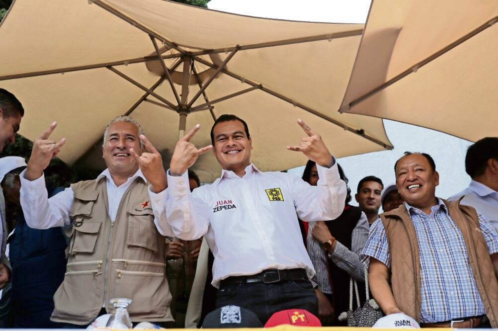 El candidato para gobernador del PRD estuvo acompañado por el diputado local Óscar Vergara y Vicente Mateos, miembro de la Coordinadora Estatal del Partido del Trabajo (ALEJANDRO ACOSTA. EL UNIVERSAL)