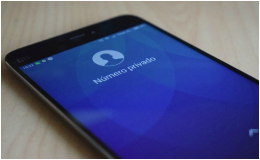 Pueden existir diversas razones por las que desees mantener tu número en privado, ya que después de todo, se considera información personal y solo el dueño de la misma, decide con quien compartirla