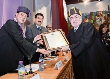 Solares recibe Honoris Causa por Universidad de Chihuahua