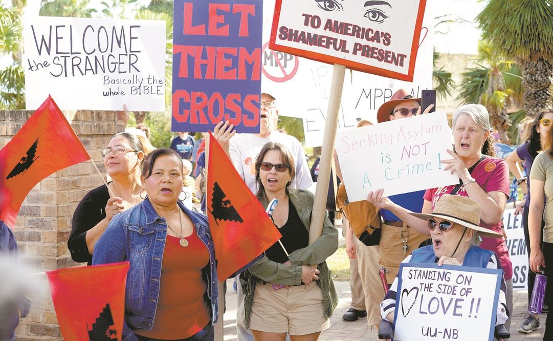 Manifestantes, en Brownsville, Texas, contra el programa de Protocolo de Protección Migrante (MPP), por el que se han regresado a México a decenas de miles de indocumentados a esperar a que concluyan su proceso de asilo. Foto: GO NAKAMURA. REUTERS