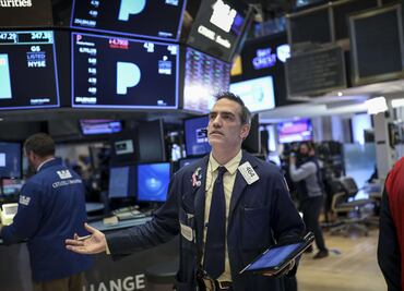 Críticas de Trump tiran acción de Amazon; broma pega a Tesla