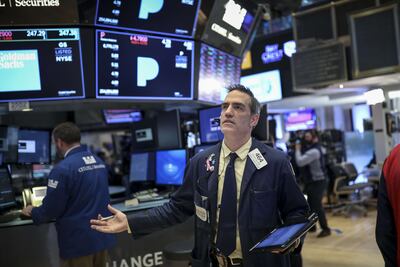 Críticas de Trump tiran acción de Amazon; broma pega a Tesla