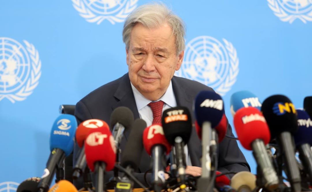 El secretario general de la Organización de las Naciones Unidas (ONU), António Guterres, habla en una conferencia de prensa tras una reunión tripartita con el presidente chipriota, Nikos Christodoulides, y el líder turcochipriota, Tufan Erhurman, en la zona de amortiguamiento de la ONU, en Nicosia, Chipre, el 29 de julio de 2026. Guterres anunció el miércoles sus planes para convocar otra reunión ampliada sobre la cuestión de Chipre, tras una reunión tripartita con Christodoulides y Erhurman. Foto: Xinhua