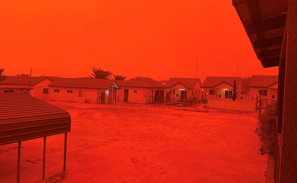 El ciclón Narelle tiñó de rojo el cielo en Shark Bay tras levantar polvo del interior australiano. Foto: EFE.