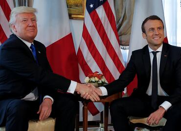 Video. El incómodo apretón de manos entre Trump y Macron