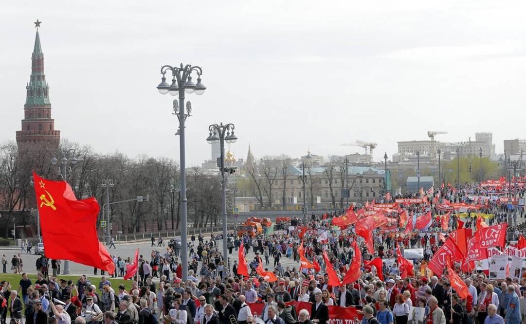 Una multitud participa en la marcha celebrada con motivo del Día Internacional de los Trabajadores en Moscú. Foto: EFE/Maxim Shipenkov