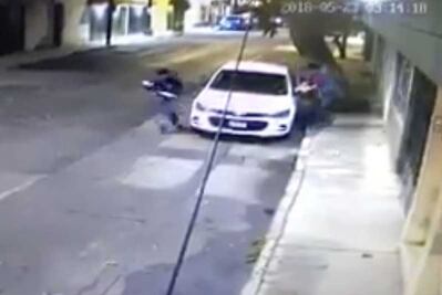 Así roban espejos de auto en la Del Valle; denuncian delito similar en la Roma