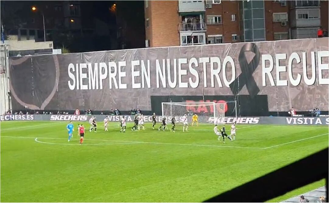 La toma de la jugada que encendió las risas en las gradas / Foto: Especiales