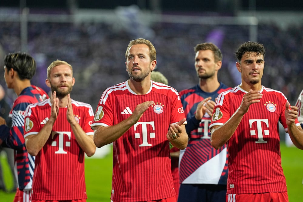 Konrad Laimer, Harry Kane, y Aleksandar Pavlovic con el Bayern Múnich - Foto: AP